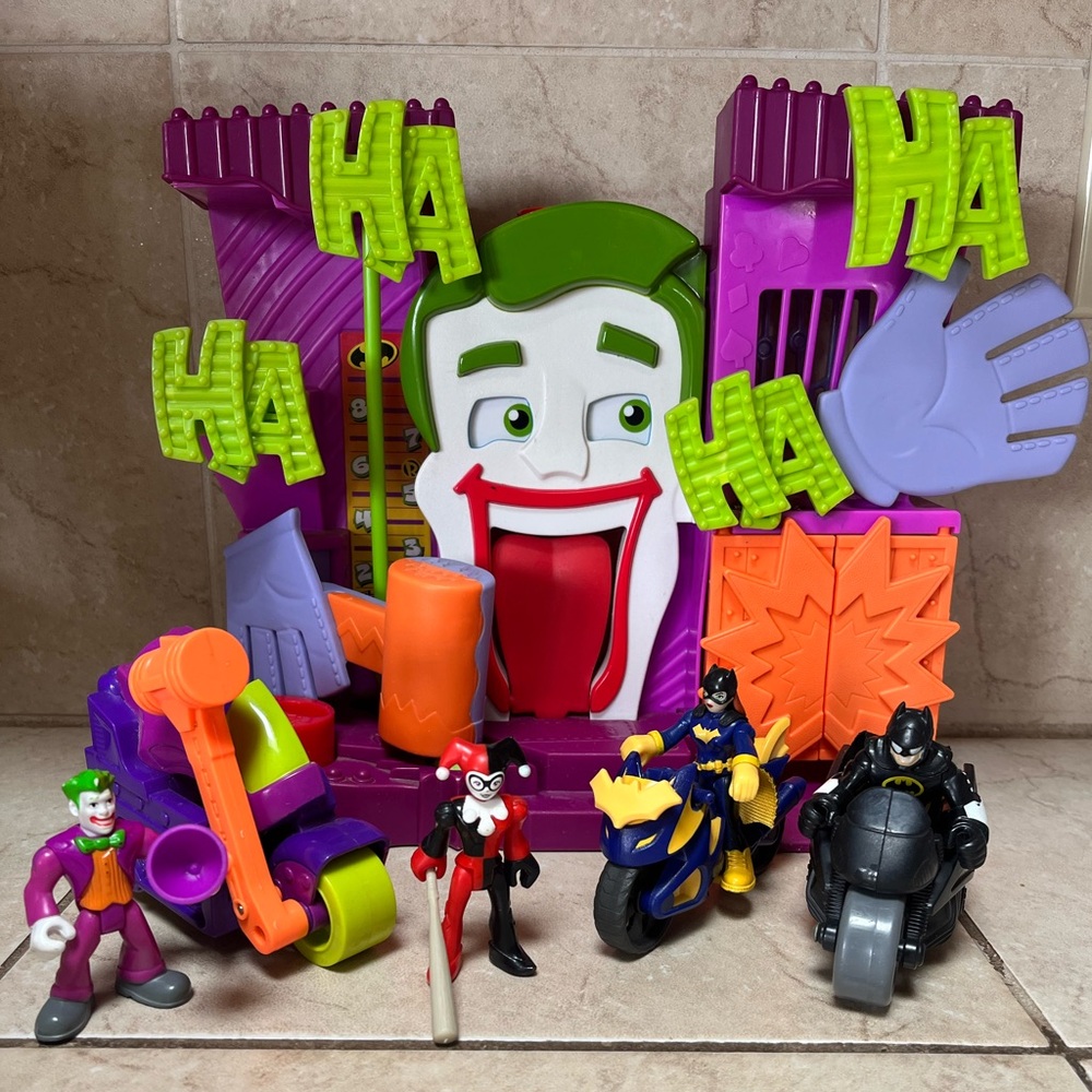 2009 Imaginext DC Super Friends Jokers Fun House